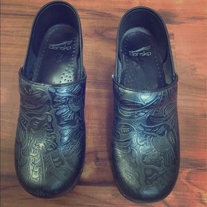 Dansko Women’s Tooled Black Leather Clog - size 9.